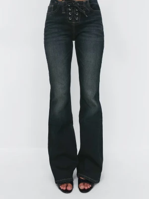 Mörkblå bootcut jeans med snörning - Snygga mörkblå bootcut jeans med cool snörning framtill och kontrastsömmar. Dem är jättesnygga och som nya då jag har bara andvänt dem fåtal gånger. Dem är i storlek 36😊