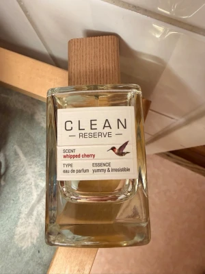 Clean Reserve Whipped Cherry parfym - Se bild för mängd. Clean Reserve Whipped Cherry är en eau de parfum. Använd till viss del. Men passar inte mig längre. 