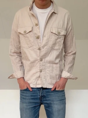 Beige Overshirt - Beige Overshirt i strl S från Dan Johns! Bra skick utan nåra defekter och hör gärna av er vid frågor elr funderingar!!