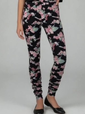 Hely nya, oanvända svarta blommiga leggings från Lindex, Small - Nya oanvända leggings från Lindex i storlek 36/38, tillverkade av ekologisk bomull. De har svart basfärg med blommigt mönster i rosa och grönt. Är medvetet rynkade nedtill. Felfria. Nypris 199 kr. Modellen visar ungefär hur de ser ut på.