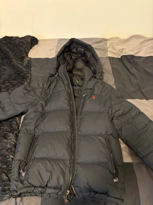 Ralph Lauren Gotham Down jacka - En äkta Ralph Lauren Gotham Down jacka i svart köpt för nästan 1 år sedan ny. Inga tecken på användning. Pris kan gärna diskuteras vid snabbt köp. Om det finns frågor så skriv!