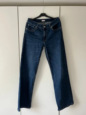Nelly Low Waist Loose Jeans - Nelly low waist loose jeans med lösare rak passform. De har bara använts två gånger💕💕
