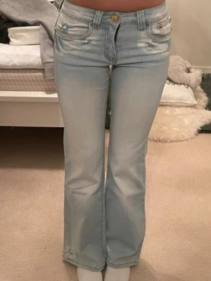 Lågmidjade jeans - Ljusblå, lågmidjade jeans med snygga detaljer baktill. ❣️