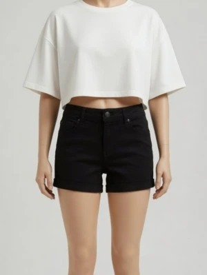 Svarta korta shorts med fickor, Strlk 36 /  XS-S.  - Svarta korta shorts, Strlk 36 /  XS-S. Har fickor. Stängs med dragkedja och knapp. Material: Bomull. Felfria. Skyltdockan visar liknande shorts och passform.