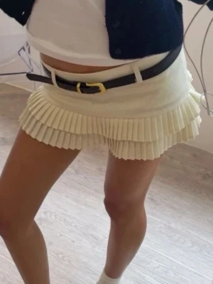 Vit minikjol - Vit minikjol köpt i kina från W manegement, skit snygg men aldrig använd av mig. Storlek XS-S. Ny utan prislapp och perfekt till sommaren!! 