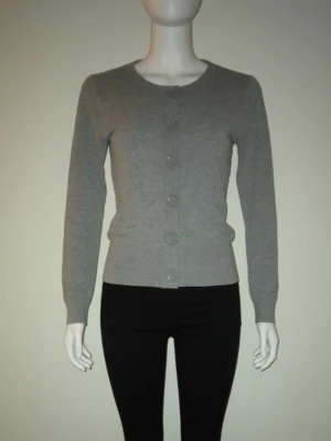 Grå kofta med stora knappar. Mjuk Bomull. Strlk: 34 / XS.  - Grå kofta med stora knappar. Mjuk bomull. Strlk: 34 / XS.  Använd men i gott skick än.