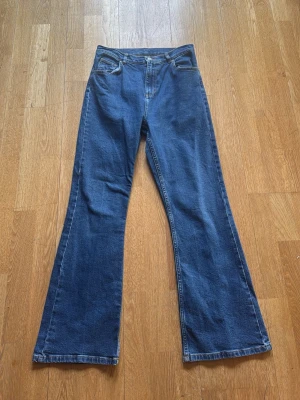 Höga bootcut Jeans - Höga bootcut Jean från C.W.  Snygga med en mörktvättning. Funkar till mycket och har använts några gånger