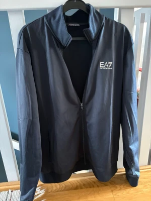 Armani EA7 zip - Mörkblå zipjacka från Armani.  Knappt använd