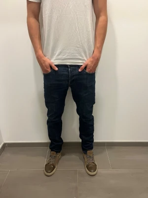 Mörkblå Lee jeans  - Säljer dessa snygga Lee jeans till ett riktigt bra pris. W30, L:32
