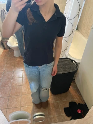 Mörkblå pikétröja från Crw - Säljer en mörkblå rid pikétröja fån märket Crw men har själv använt den till vardags💙