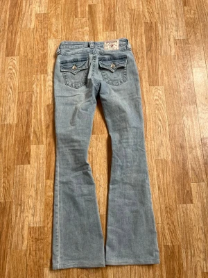 True Religion ljusblå bootcut jeans - Säljer ett par ljusblå bootcut jeans från True Religion. Storlek 24 i modellen becca. Hör av er vid några funderingar 😊