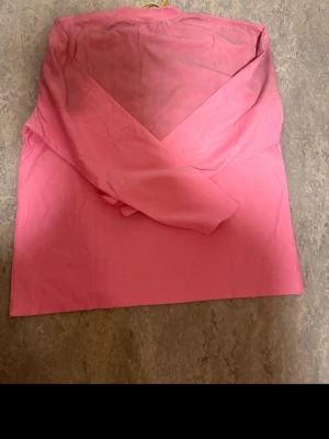 Rosa sweatshirt Acne Studios - Säljer en rosa sweatshirt från Acne Studios med trycket 'Acne Studios STOCKHOLM 1996' på bröstet. Tröjan har rund halsringning och långa ärmar. Materialet är mjukt bomullstyg och färgen är en snygg rosa nyans. Perfekt för dig som gillar streetwear och vill sticka ut.