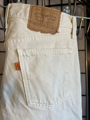 Levi’s Orange Tab 90s vita jeans 🤍 sommar essential - Vita Levi’s jeans från 90-tal med Orange Tab 🔥 mer ovanliga än vanliga Levi’s och riktigt nice vintage piece.  Clean raka ben som sitter perfekt – funkar både baggy och mer fitted. Perfekta till sommarfits, sneakers, tee ☀️  Storlek: W32 L34 Mått: • Midja: ca 38 cm • Innerbenslängd: ca 80 cm • Längd: ca 109–110 cm • Lår: ca 26–27 cm  Bra vintage skick ✨