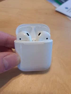Airpods Gen 2 - Säljer mina AirPods Gen 2 i fungerande skick. De är använda och har vanligt slitage, men fungerar bra för musik och samtal. Höger hörlur fungerar felfritt, medan vänster hörlur kan ibland tappa batteri snabbare och koppla från.  Laddare och kartong tillkommer ej.  Hör av dig vid frågor!