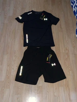 Helt nytt svart Under Armour sett  - Helt nytt Under Armour sett i färgen svart och i storlek M