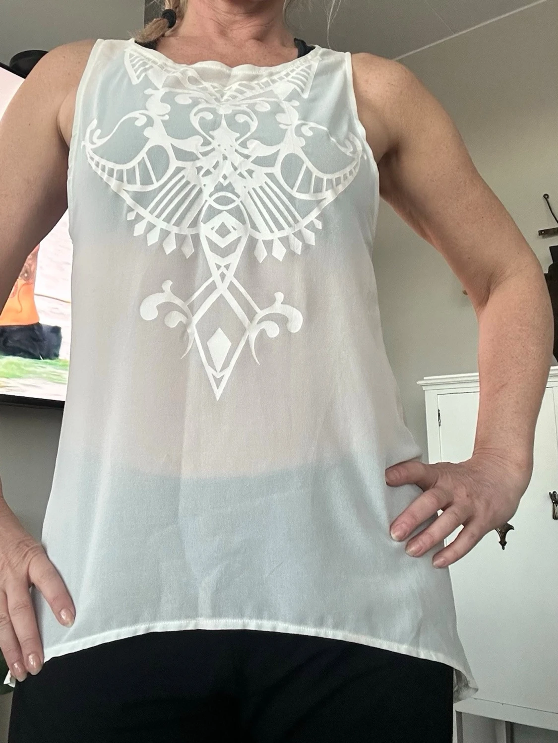 Vit ärmlös blus med mönster