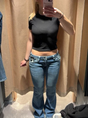 True Religion blå bootcut jeans - Säljer ett par blå bootcut jeans från True Religion då jag inte använder de mer. Endast använda få tals gånger. Ny pris 1299kr. 