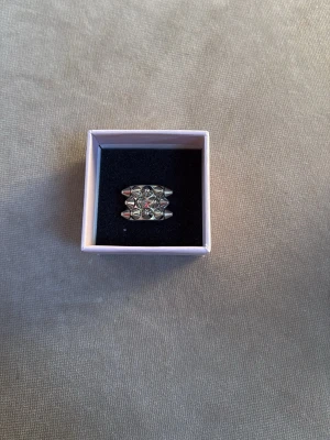 Silverring från Edblad 💓💓 - Cool ring från Edblad i blankt silverfärgat metallmaterial. Ringen har ett unikt geometriskt mönster med nitar och en bred design som verkligen sticker ut. Perfekt för dig som gillar edgy accessoarer och vill ha något som syns.