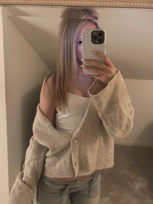 Beige Stickad kofta! - Super gosig stickad tröja! Perfekt och går till alla outfits!🙌🏼💕 Inga hål eller fläckar och aldrig andvänd!🙈💓💘 ord pris: 299kr nu pris: 150kr!🙌🏼💕