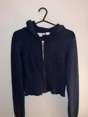 Marinblå kofta  - Marinblå kofta från gina tricot, har en luva med och jag har använt den 2-3 gånger. Storlek 170. Skriv om du har frågor 