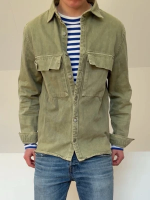 Olivgrön Jeans Overshirt - Jeans Overshirt i färgen olivgrön! Bra skick inga defekter och är i strl M men sitter som S! Hör gärna av er vid frågor elr funderingar!!