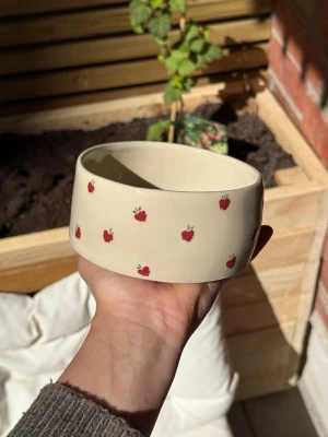 Skål i keramik  - Handmade – fruitnclay Skål i keramik hallon – handgjord  Handgjord skål i keramik. Perfekt för frukost, snacks eller som en fin detalj i köket.  Varje skål är tillverkad för hand, vilket innebär att små variationer och naturliga ojämnheter kan förekomma – det är en del av hantverket och gör varje exemplar helt unikt.  Rekommenderas att handdiskas. Men tål diskmaskin och micro.  Handmade – fruitnclay
