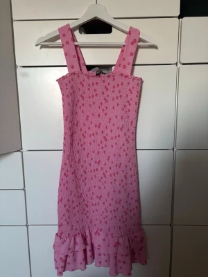 Klänning från PIECES - Söt rosa klänning med gula och rosa blommor på. Fin till midsommar eller skolavslutning 🌸Väldigt fint skick 💓
