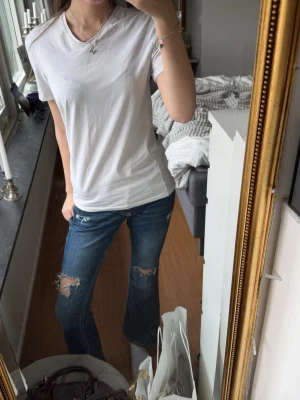 V-ringad t-shirt 💞 - Säljer en vit v-ringad t-shirt från Zara, väldigt basic, passar till allt och har ett väldigt skönt material 🤍