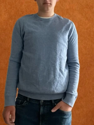 Ljusblå stickad tröja från H&M - Säljer en ljusblå stickad tröja från H&M perfekt till en grich outfit säljer för den har blivit för liten mitt pris 250 skriv vid funderingar 