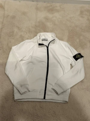 Stone Island fullzip - Otroligt snygg fullzip ifrån stone island. Inga defekter använd ett fåtal gånger. 