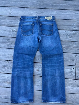 Vintage Tommy Hilfiger Jeans  - Vintage straight leg jeans.  Brand: Tommy Hilfiger  Tagged size: Unknown   Waist (flat): 45cm Length: 105cm Leg opening: 24cm  Follow my profile for 10% off your purchase!  More jeans available on my profile.  Nr: 44 