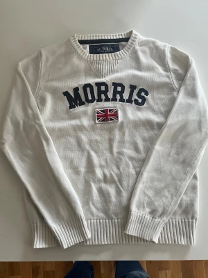 Morris sweatshirt tröja vit - Fet Morris sweatshirt i fint skick inga fel storlek S kan ta mått vid behov. Endast 288kr ej hugget i sten kom gärna med frågor och prisförslag har även mycket mer liknande i min profil alla storlekar kolla gärna stor rabatt vid köp av flera 😁✌️