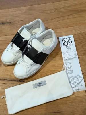 Valentino calfskin open sneakers  - Säljer dessa valentino open i otroligt fint skick. Använda 2 gånger men inga defekter alls. Tillkommer med dustbag och kvitto. 