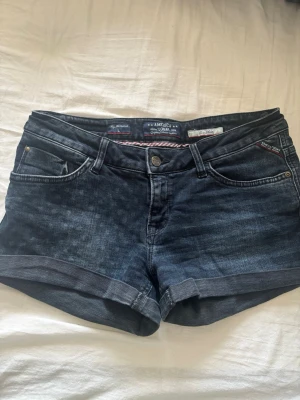 Vintage America Today denim shorts - Vintage America today denim shorts med stjärnor och ränder på som ska likna Amerikanske flaggan.