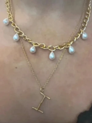 Halsband med pärlor   - Halsband med pärlor i rostfritt stål och justerbart 💕 kommer med färgad smyckespåse