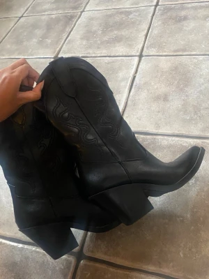 Svarta cowboy boots  - Väldigt sällan använda! Köpte i Frankrike förra året från Bershka 😇😇 i storlek 36! Passar mig bra som brukar ha 36/37
