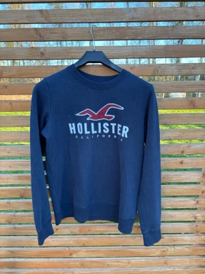 Hollister tröja - Skick: 8/10 | Storlek: XS | Pris: 299 | Finns inga defekter | Passar längd 165-170 | Hör av er vid frågor! 🙌  Bra att veta:  - Jag gör ej returer!