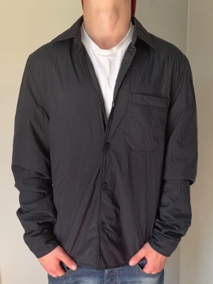 East West Overshirt - Snygg svart East West Overshirt. Storleken är M. Nypris ligger runt 799. Hör av dig om du har någon fundering🙃