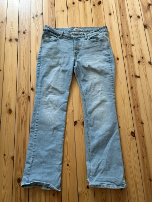 Levi’s superlow boot  - Använt 2-4 gånger, säljer pga att jag aldrig använder dom för att dom är för stora för mig. Mycket fin ljusblå färg och fina mönster på bakfickorna.