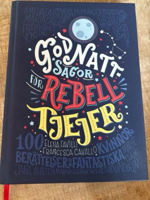 Godnattsagor för rebelltjejer - En inspirerande bok med hård pärm och färgglad design. Innehåller 100 berättelser om fantastiska kvinnor från hela världen, illustrerad med stjärnor och konstellationer. Perfekt för dig som gillar girl power och coola förebilder.
