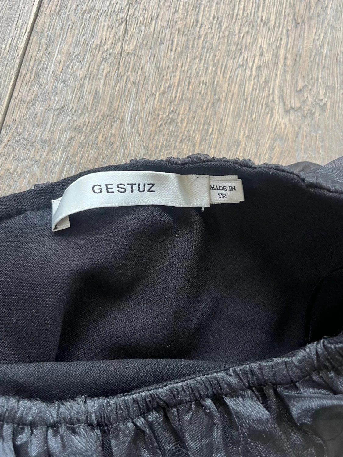 Svart volangtopp från Gestuz - 1