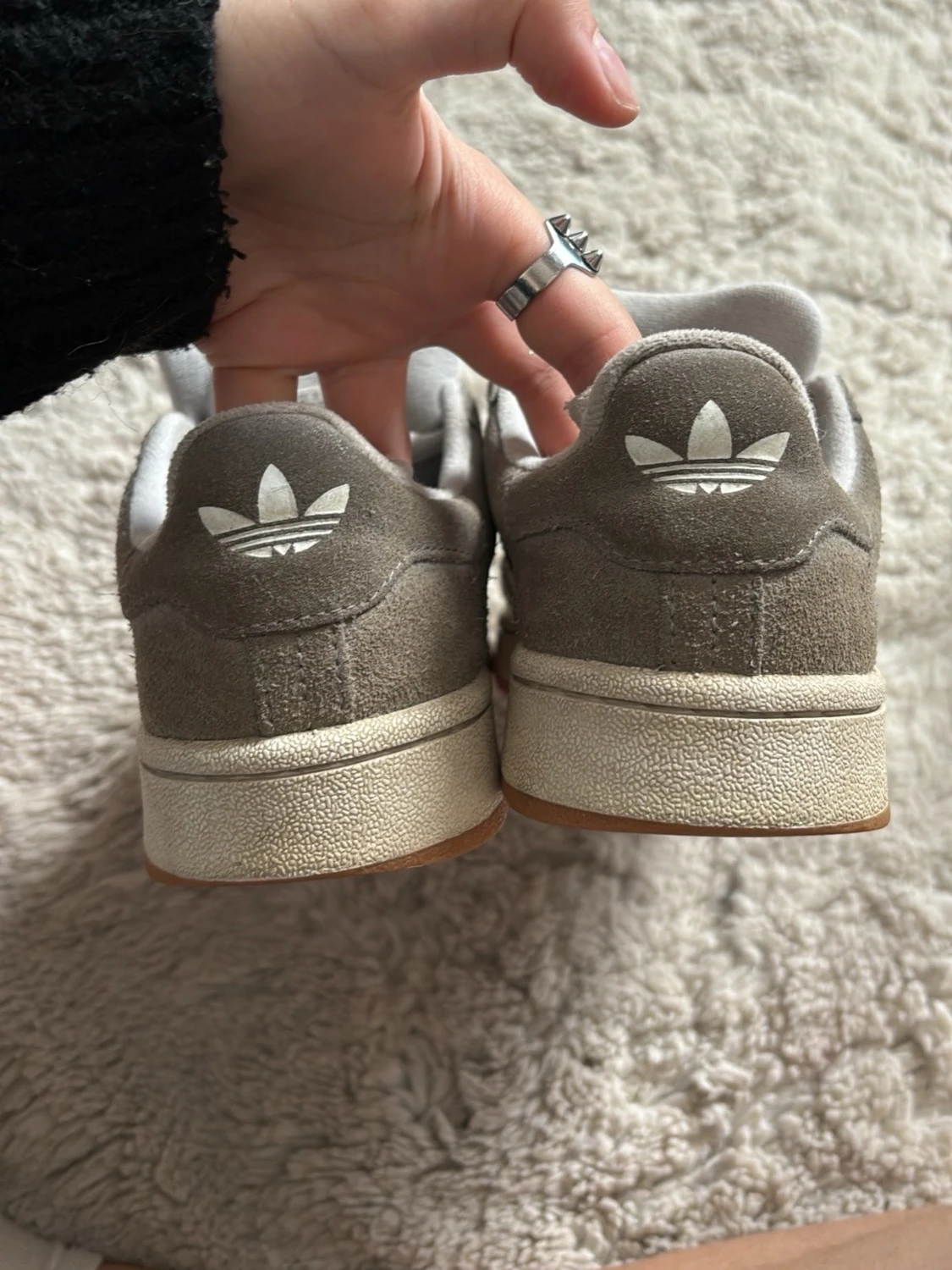 Grå Adidas sneakers med vita detaljer - 3