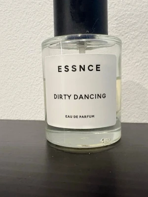 ESSNCE Dirty Dancing Eau de Parfum - Parfymflaska från ESSNCE med doften Dirty Dancing.  En aning mer än halva kvar.