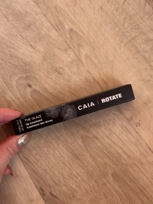 CAIA liptreatment - Liptreatment från CAIA i limited edition serien Rotate. Aldrig använd av mig. Köpt för 275 kr i Caias flagship store