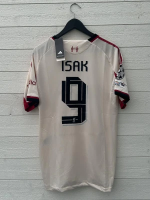 Alexander Isak Liverpool Fotbollströja - Säljer en Liverpool fotbollströja med Isak 9 på ryggen som är helt ny med prislapp!