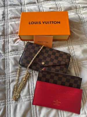 Brun väska - Brun väska kommer med dustbag och box. 