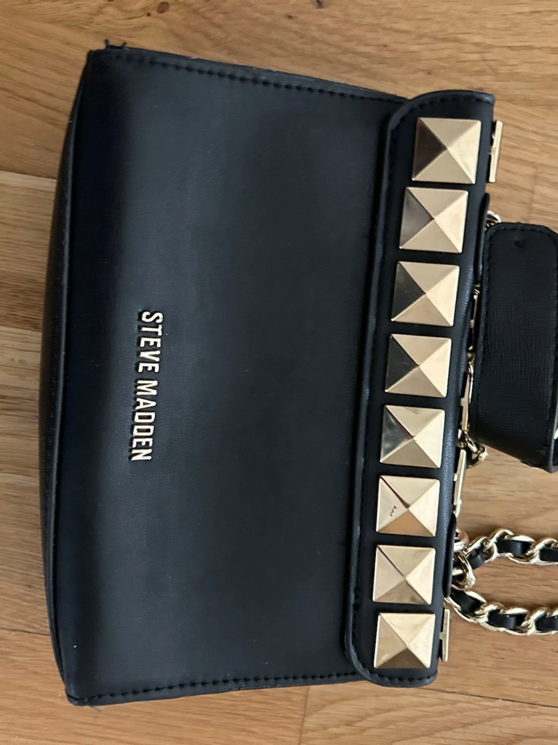 Steve Madden Svart axelväska med guldfärgade nitar - 4