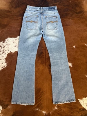 Nudie LowFlareGlenn - Tjena! Säljer dessa vintage nudie ifrån tidigt 2000tal, fint skick, modellen är LowFlareGlenn och är i storlek W28/L32, hör av dig vid funderingar!🙌
