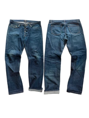 Blå Selvedge Jeans från A.P.C. med raka ben - Säljer ett par klassiska blå selvedge jeans från A.P.C. med raka ben och knappgylf. Jeansen har fem fickor och snygg slitning på låren och knäna. Storlek 34 i straight fit! Skriv för mått eller bild för hur dom sitter!