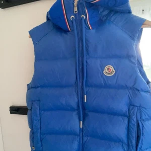 Moncler väst  - Moncler väst i storlek S, 9/10 i sick  Priset kan såklart diskuteras Alla taggar och qr koder fungerar perfekt!